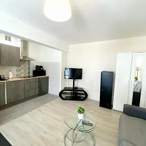https://laurore.fr-provencehotel.com
